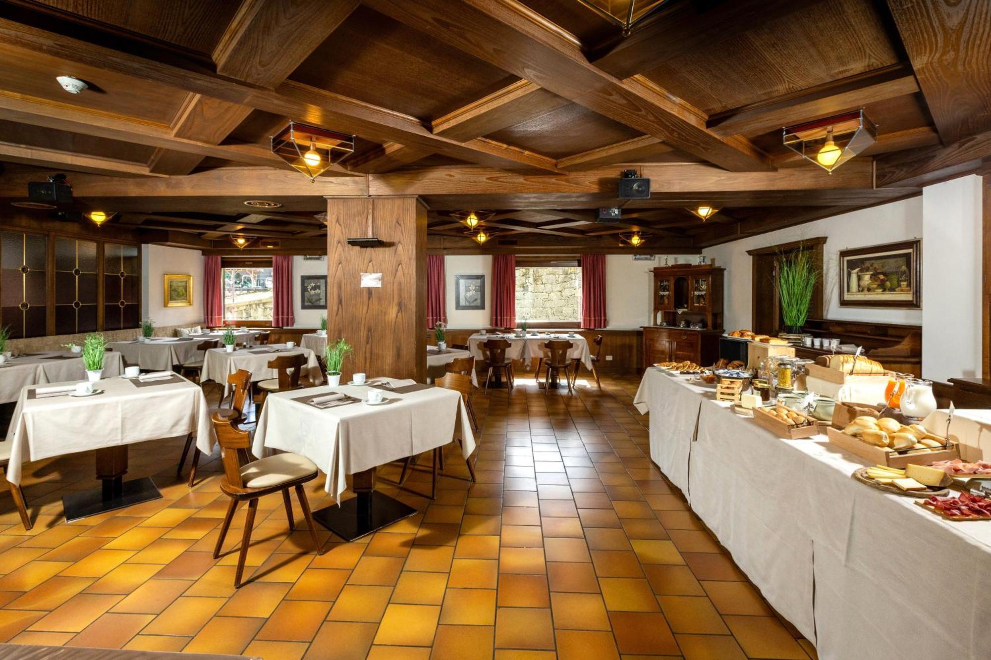 Hotel Cardo Isolaccia Bagian luar foto