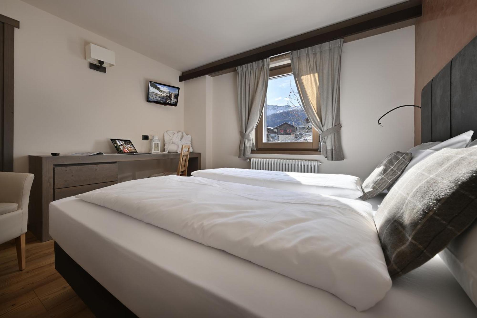 Hotel Cardo Isolaccia Bagian luar foto